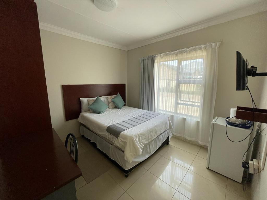 Khutsong Guests House Hotel เบอร์เคอร์สโฟร์ต ภายนอก รูปภาพ