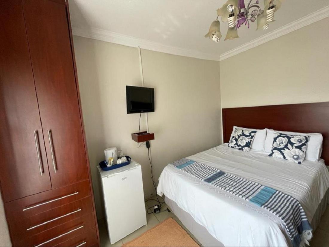 Khutsong Guests House Hotel เบอร์เคอร์สโฟร์ต ภายนอก รูปภาพ