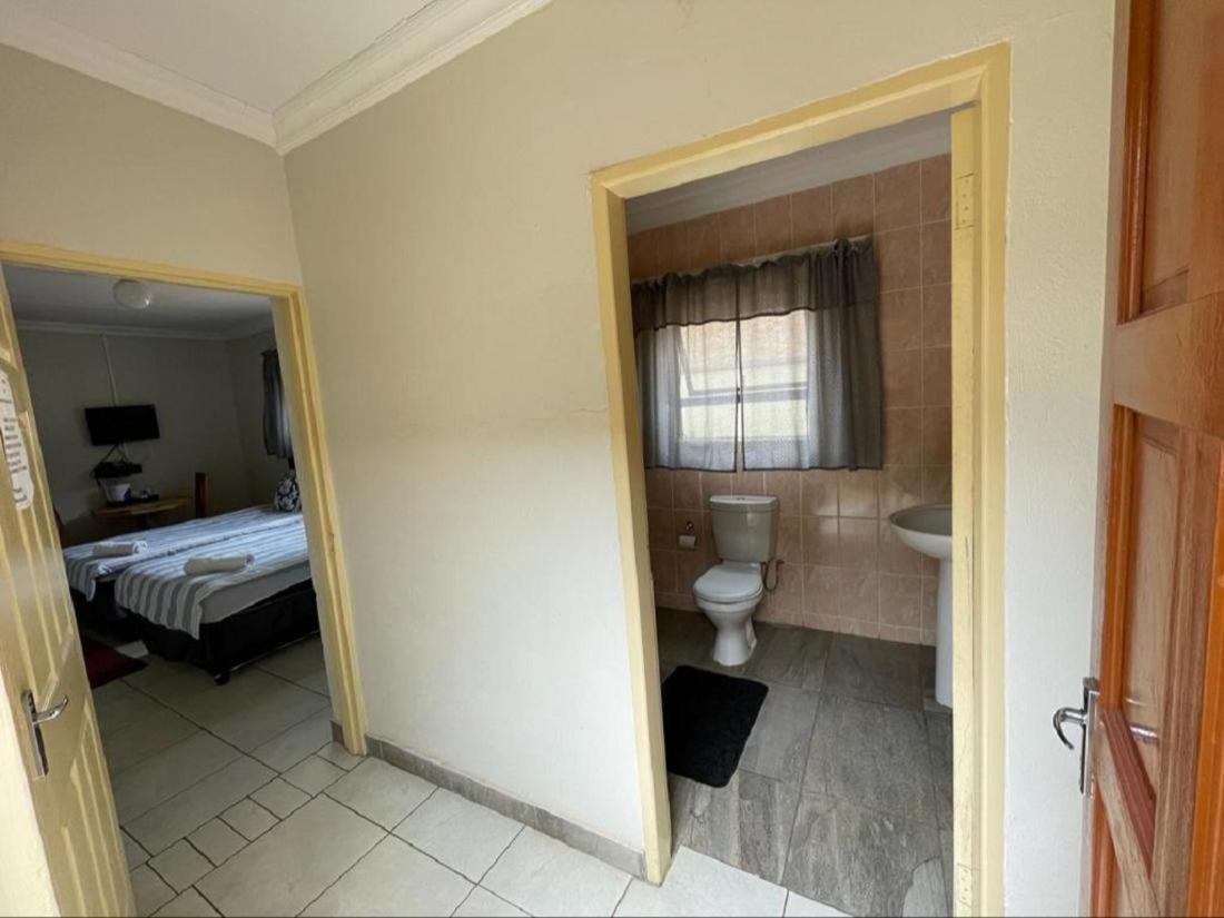 Khutsong Guests House Hotel เบอร์เคอร์สโฟร์ต ภายนอก รูปภาพ